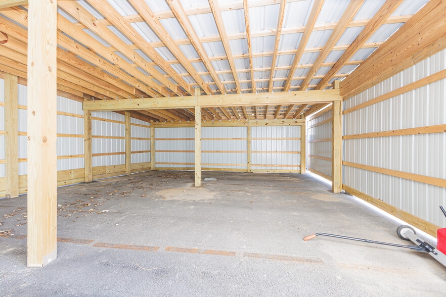 More Photos Of 5513 N Oxford St, Indianapolis Showroom For Lease