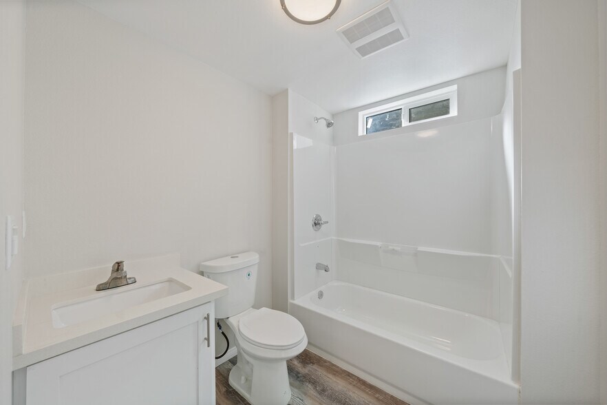 More Photos Of 324 W 51st St, Los Angeles Apartments For Sale