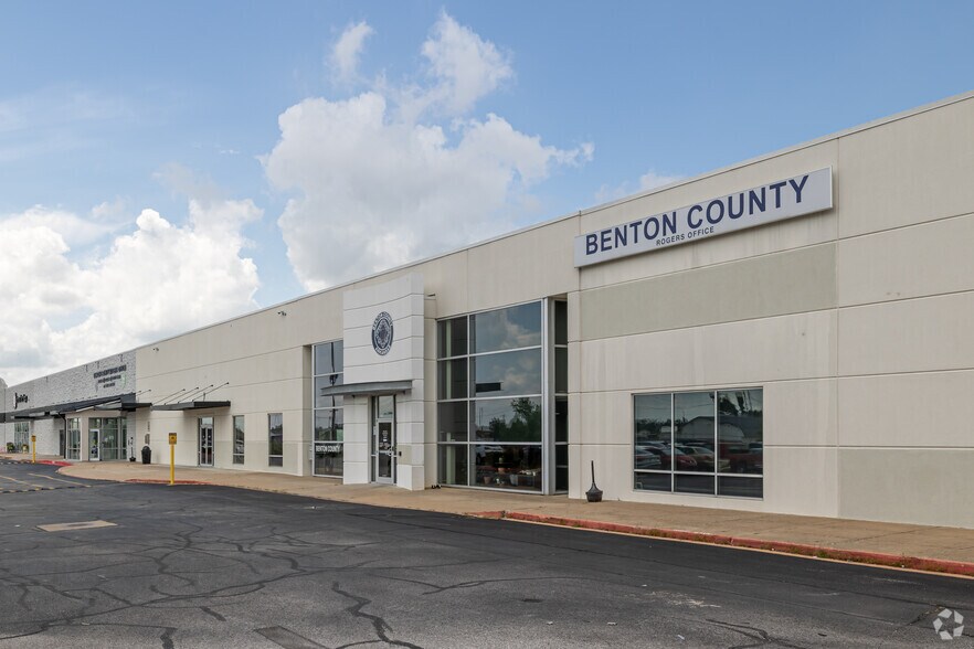 Primary Photo Of 2111 W Walnut St, Rogers Freestanding For Lease