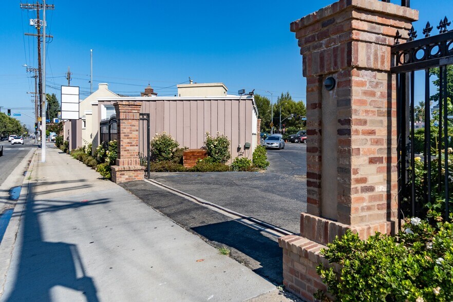 More Photos Of 6000 Woodman Ave, Van Nuys Storefront Retail Office For Lease