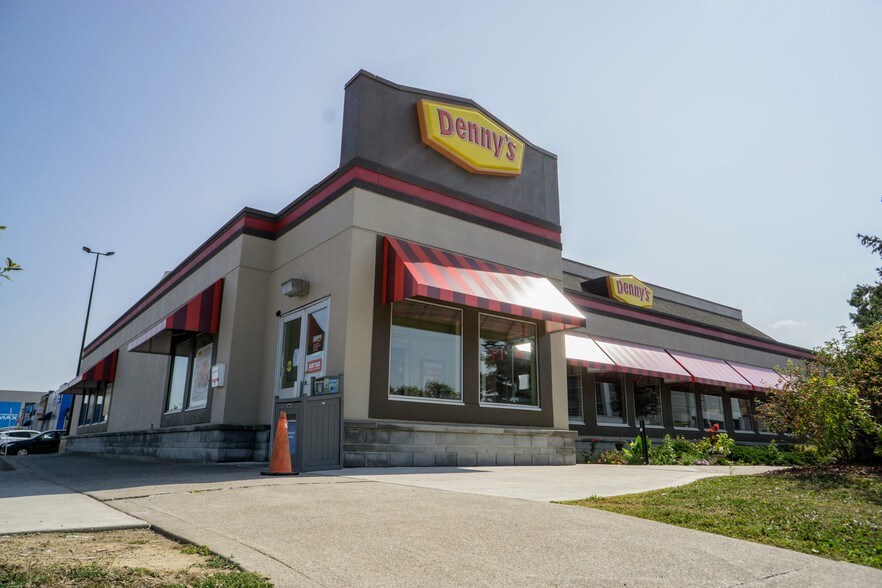 More Photos Of 30-110 Courtneypark Dr, Mississauga Unknown For Lease