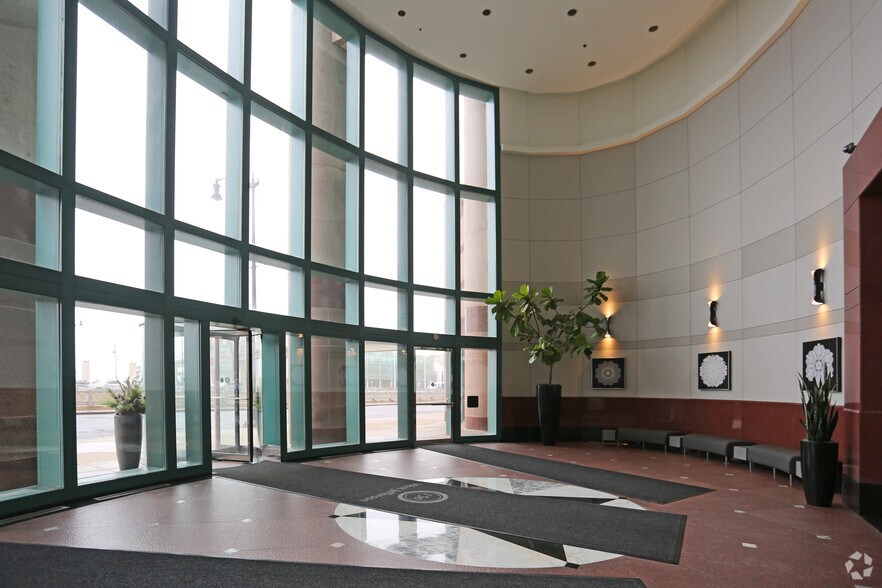 More Photos Of 150 W Jefferson Ave, Detroit Office For Lease