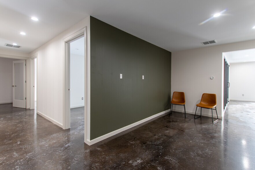 More Photos Of 804 Chevy Chase Pl, Lexington Office For Lease