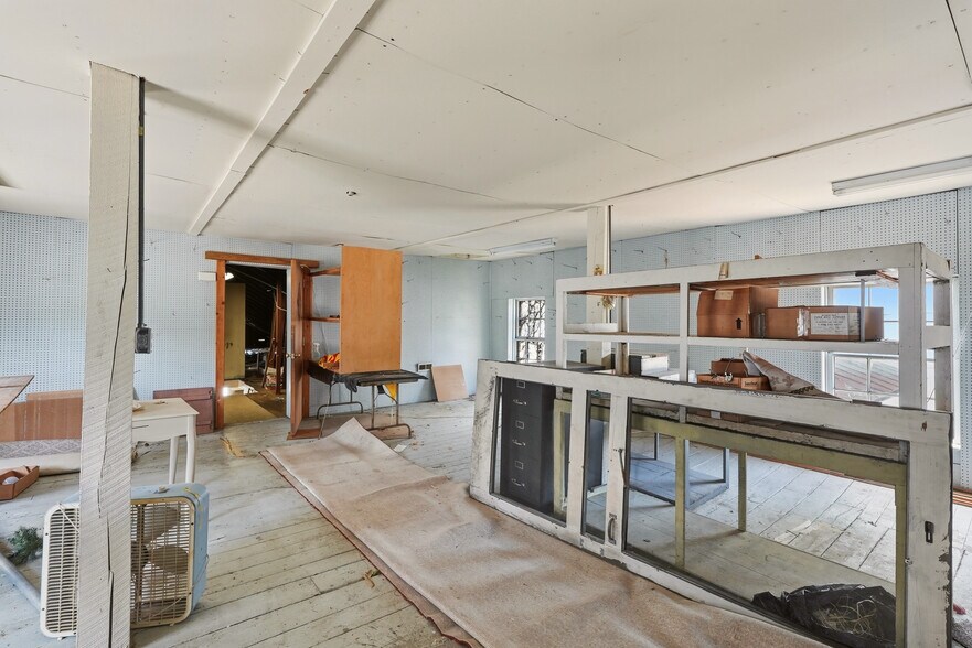 More Photos Of 31 S Front St, Burbank Storefront Retail Residential For Sale