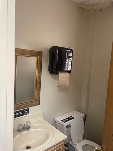 More Photos Of 3666-3672 Erie Ave, Cincinnati Restaurant For Lease