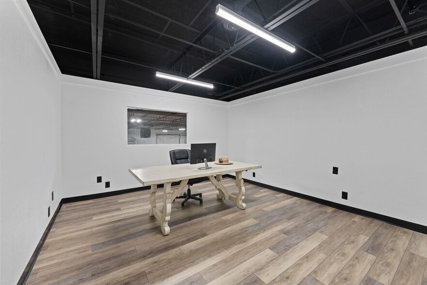 More Photos Of 7490 N 30th Ave, Saint Petersburg Showroom For Sale