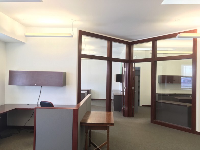 More Photos Of 245 Amity Rd, Woodbridge Storefront Retail Office For Lease