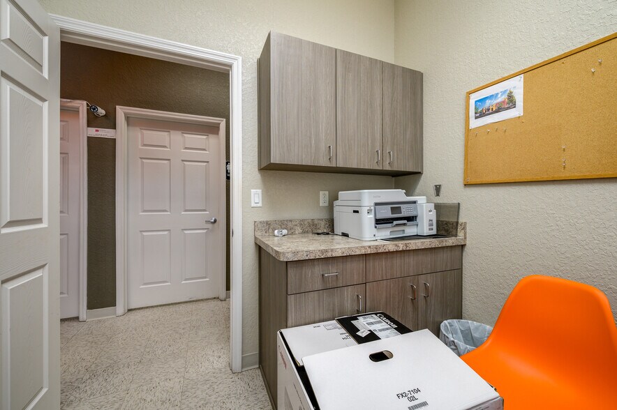 More Photos Of 6800-6810 Mariner Blvd, Spring Hill Office For Sale