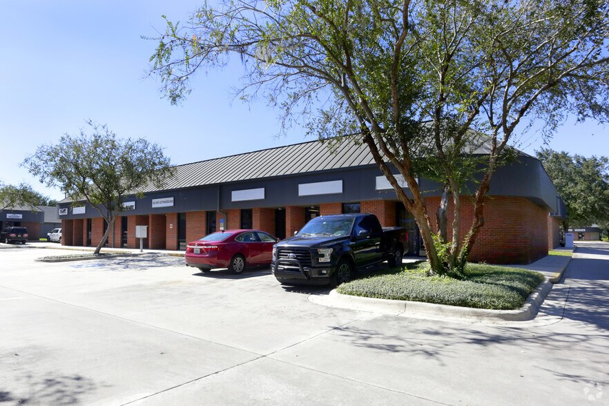 More Photos Of 1387-1399 Oakfield Dr, Brandon Office For Lease