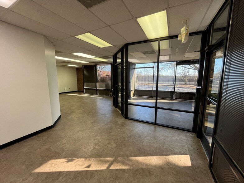 More Photos Of 9771 Southern Pine Blvd, Charlotte Flex For Lease