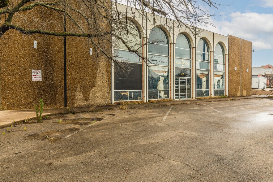 More Photos Of 1210 Lake Air Dr, Waco Freestanding For Sale