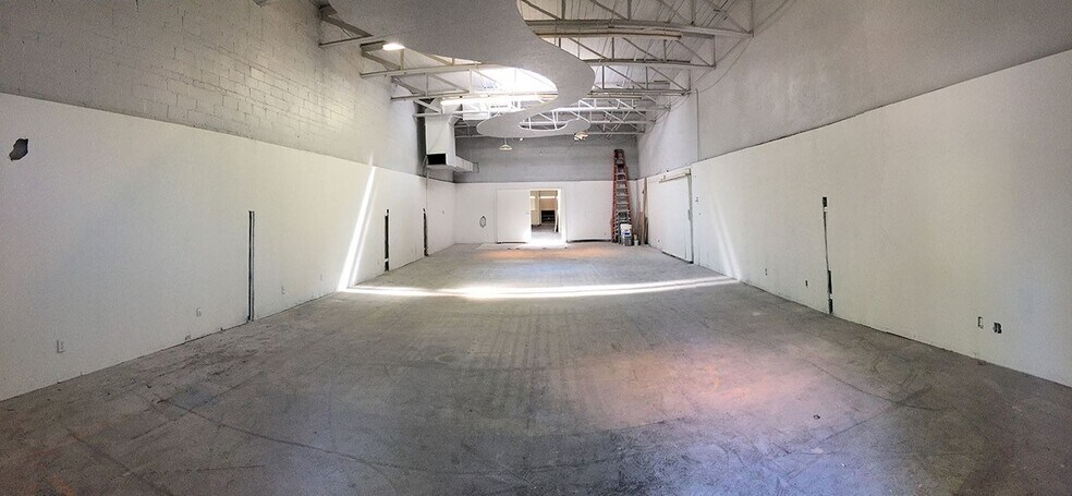 More Photos Of 1341 Plowman Ave, Dallas Light Manufacturing For Lease