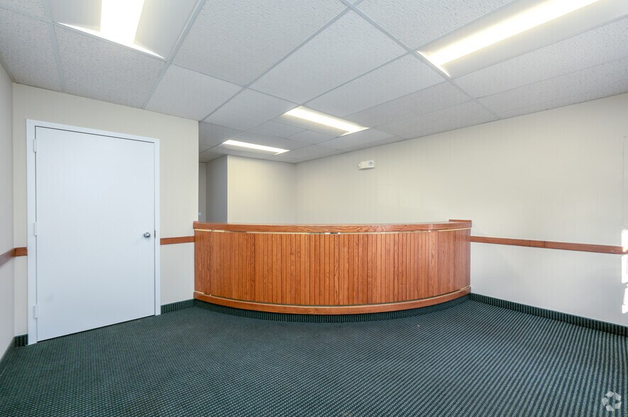 More Photos Of 5602-5654 Shields Dr, Bethesda Medical For Lease