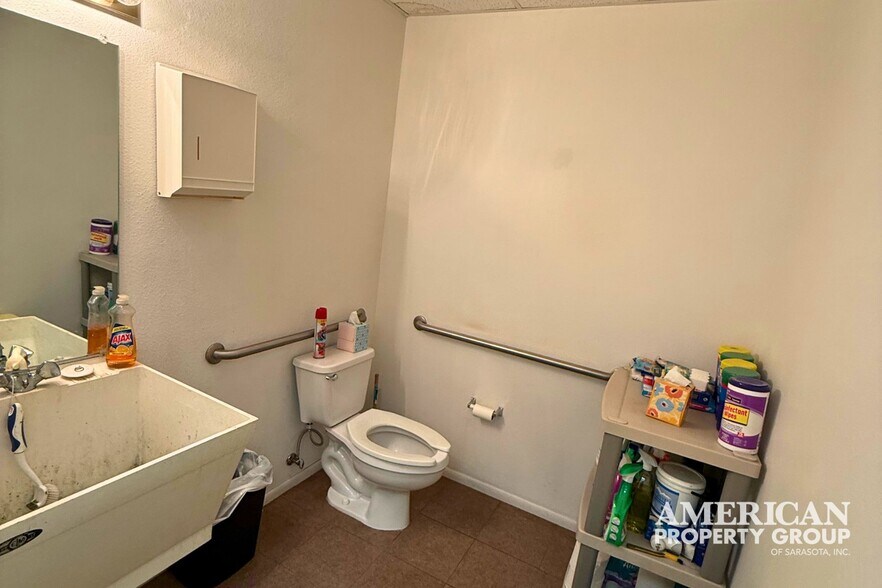 More Photos Of 1800 Northgate Blvd, Sarasota Light Distribution For Lease