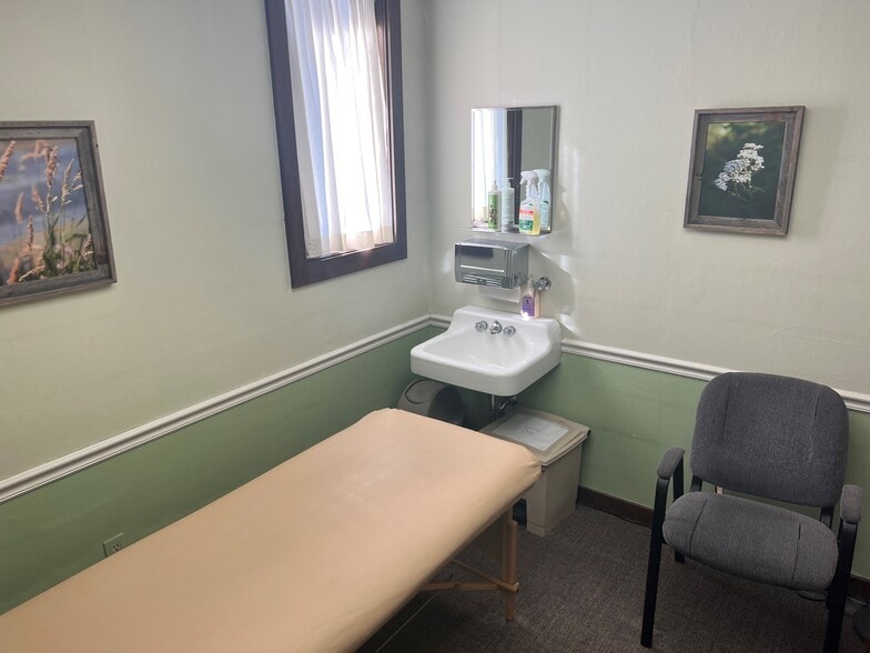 More Photos Of 1012 W Fairchild St, Danville Office For Sale