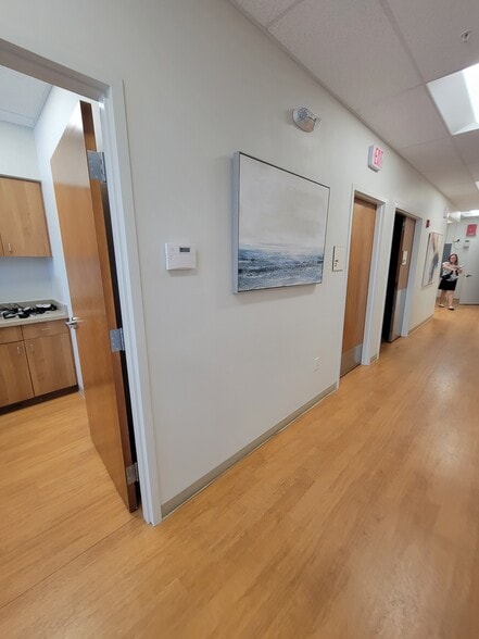 More Photos Of 2444-2474 Laurel Rd, Venice Freestanding For Lease
