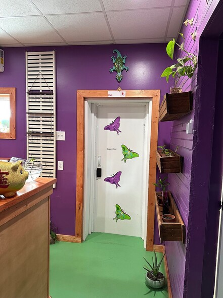 More Photos Of 909 Starkeys Aly, Wilmington Specialty For Lease