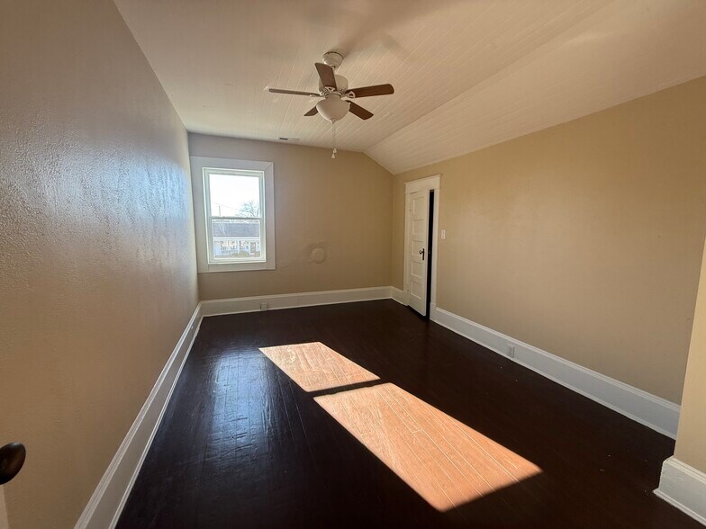 More Photos Of 402 College St, Clinton Office For Sale