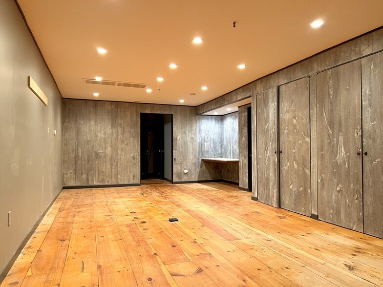 More Photos Of 18-38 Garvies Point Rd, Glen Cove Warehouse For Lease