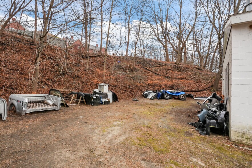 More Photos Of 3 Lower Rd, Lincoln Auto Repair For Sale