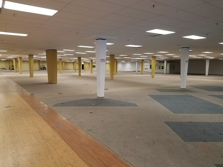 More Photos Of 6001 Powerline Rd, Fort Lauderdale Showroom For Lease