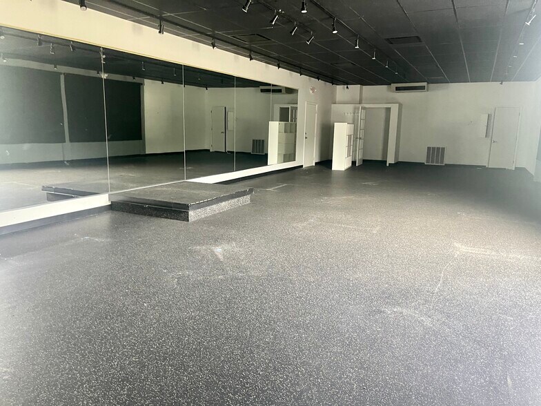 More Photos Of 1345 E Putnam Ave, Old Greenwich Storefront Retail Office For Lease
