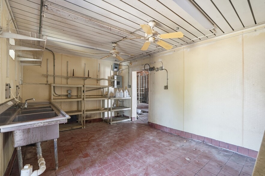 More Photos Of 16541 San Carlos Blvd, Fort Myers Restaurant For Sale