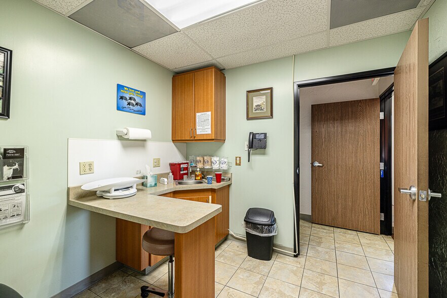 More Photos Of 26055 Bouquet Canyon Rd, Santa Clarita Veterinarian Kennel For Sale