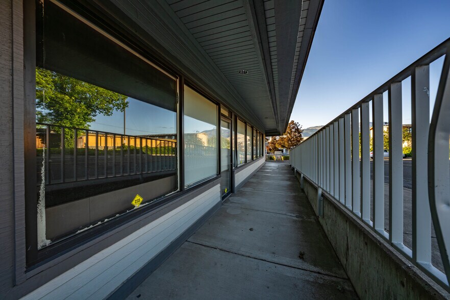 More Photos Of 2345 Ashland St, Ashland Freestanding For Lease