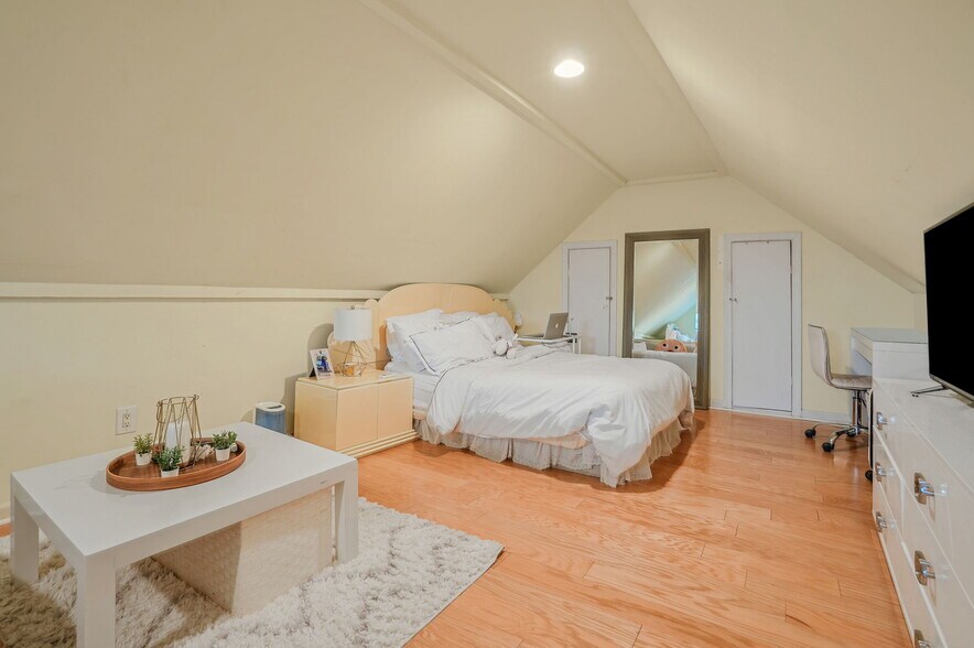 More Photos Of 1000 Stewart Ave, Bethpage Storefront Retail Residential For Sale