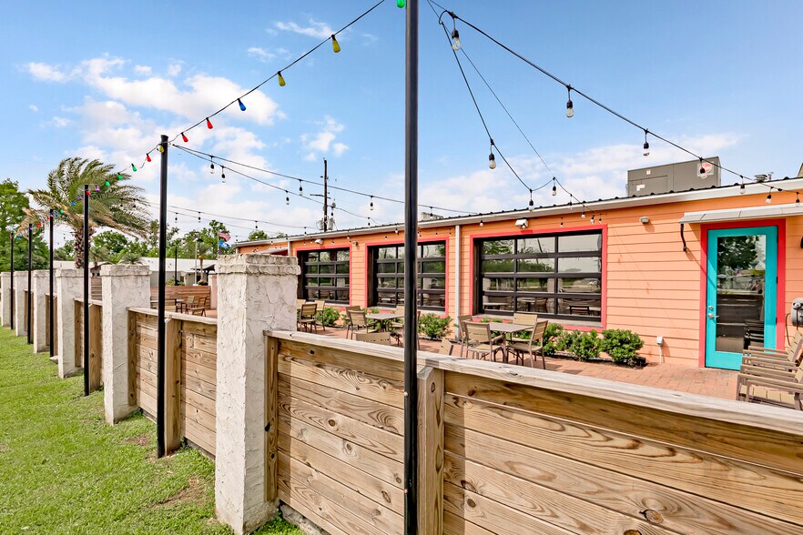 More Photos Of 1072 W Lee Dr, Baton Rouge General Retail For Lease