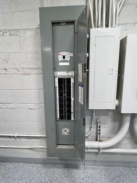 More Photos Of 3200 W Le Moyne Ave, Stone Park Warehouse For Sale