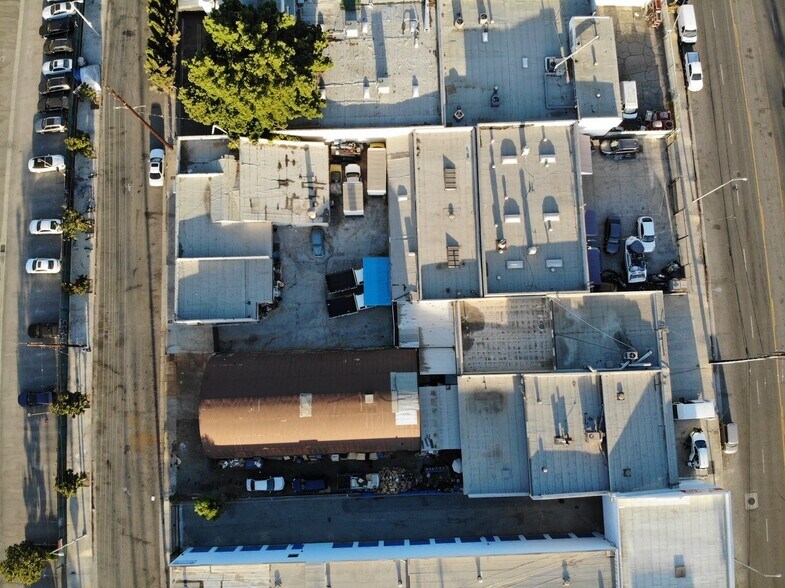 More Photos Of 14233 Oxnard St, Van Nuys Service For Lease