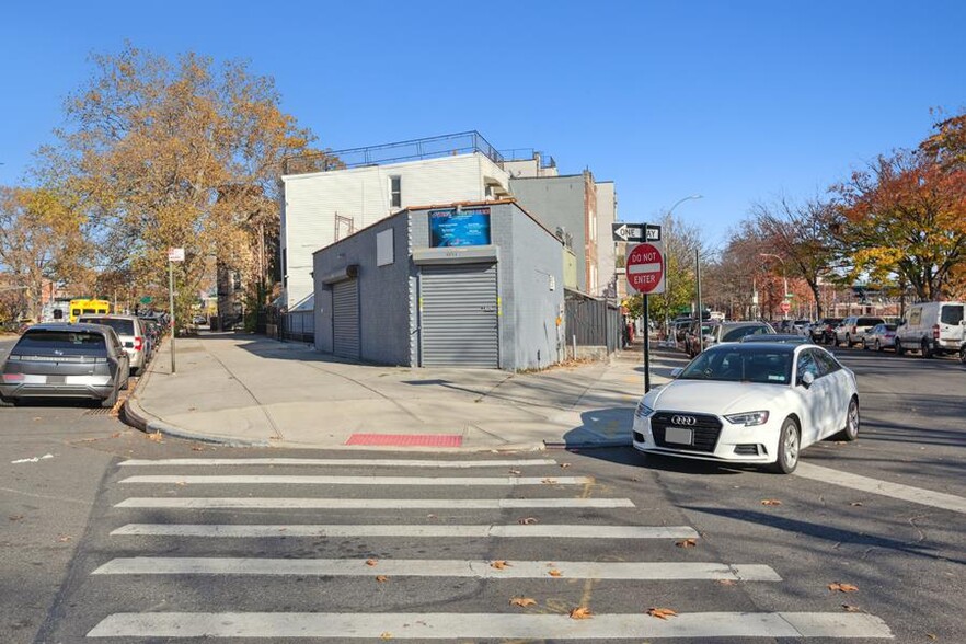 Primary Photo Of 1952 Eastern Pky, Brooklyn Flex For Sale