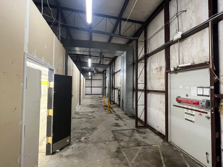 More Photos Of 1800 E River St, Eureka Freestanding For Lease