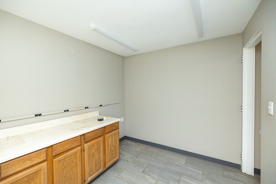 More Photos Of 130 E 10th Ave, South Hutchinson Industrial For Sale