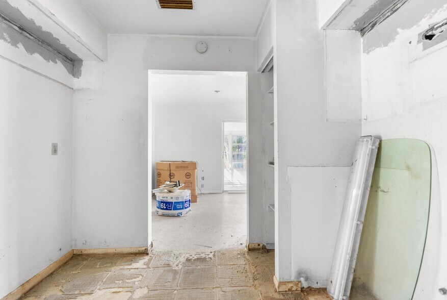 More Photos Of 11533 Spring Hill Dr, Spring Hill Office Residential For Sale