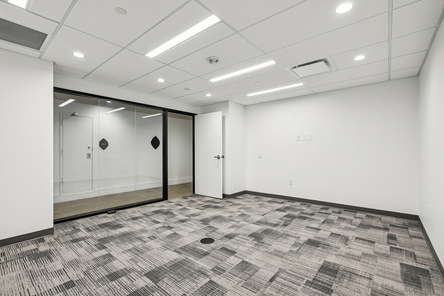 More Photos Of 201-219 N 15th St, Philadelphia Medical For Lease