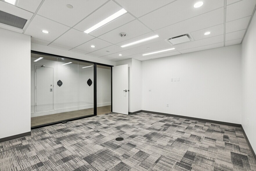 More Photos Of 201-219 N 15th St, Philadelphia Medical For Lease