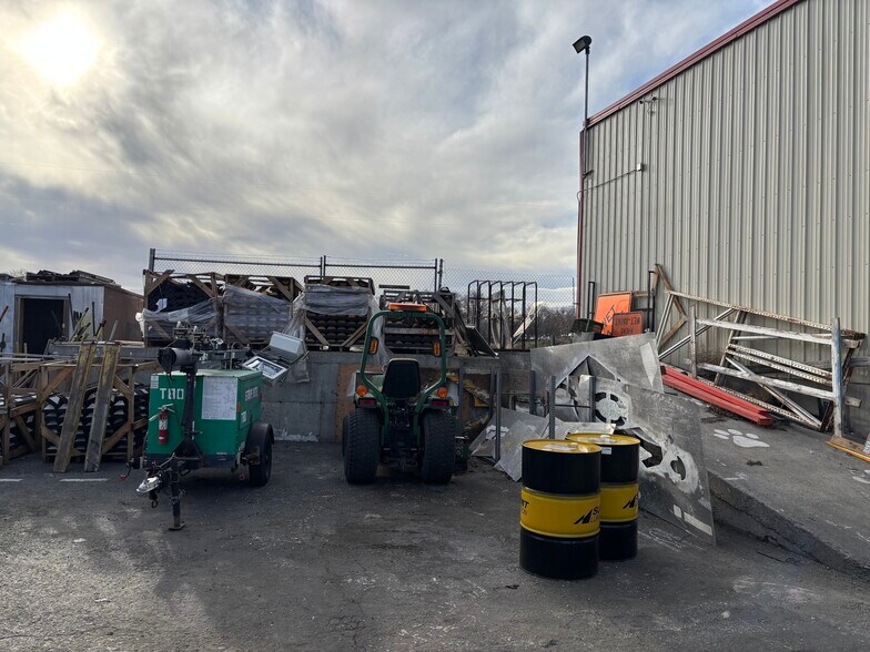 More Photos Of 723 W Deschutes Ave, Kennewick Industrial For Sale