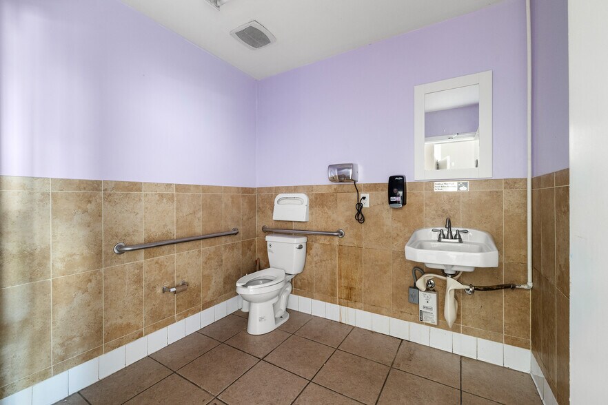 More Photos Of 834 S La Brea Ave, Los Angeles Storefront For Lease