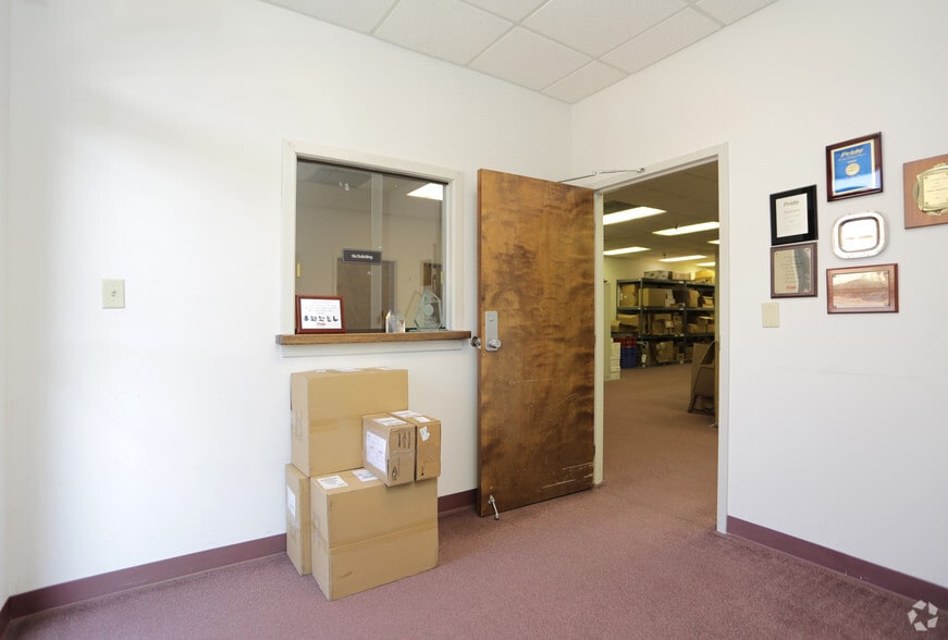 More Photos Of 225 Curie Dr, Alpharetta Light Distribution For Lease