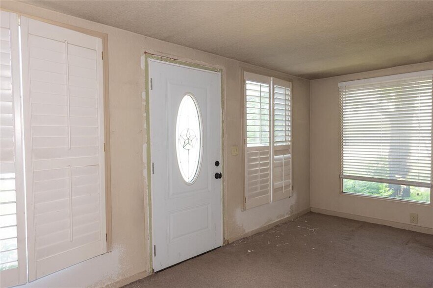 More Photos Of 603 W Main St, Johnson City Office For Sale