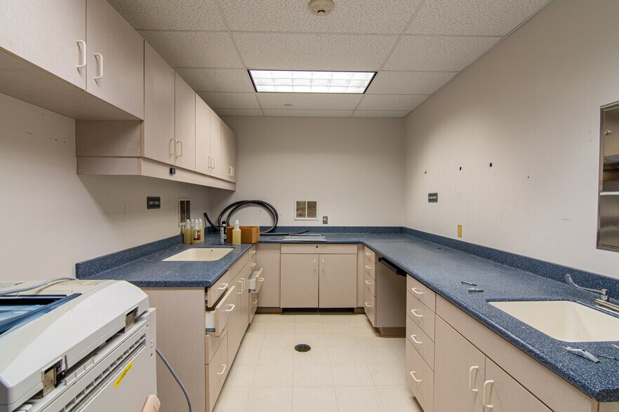 More Photos Of 201 W 5th St, Bonham Medical For Lease