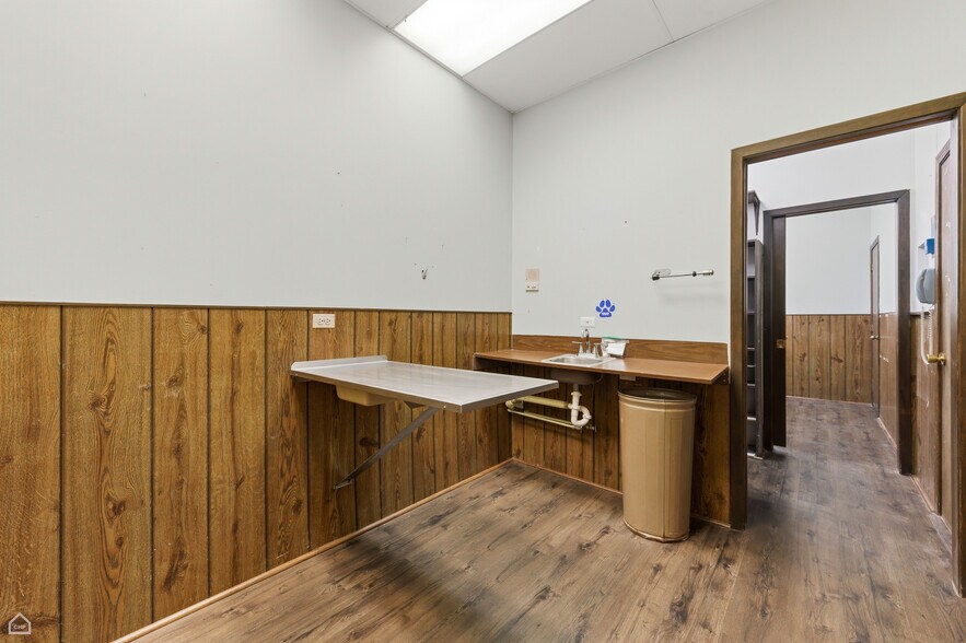 More Photos Of 8507 S Roberts Rd, Justice Veterinarian Kennel For Sale