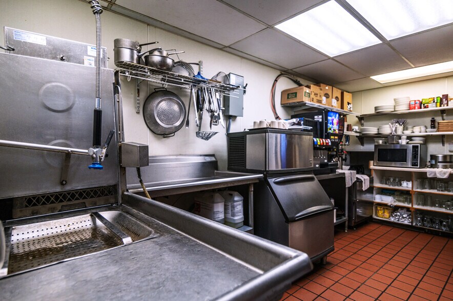 More Photos Of 614 NW Cedar Ave, Redmond Restaurant For Sale