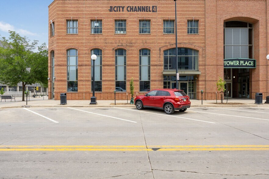 More Photos Of 2-4 S Linn St, Iowa City Office For Lease