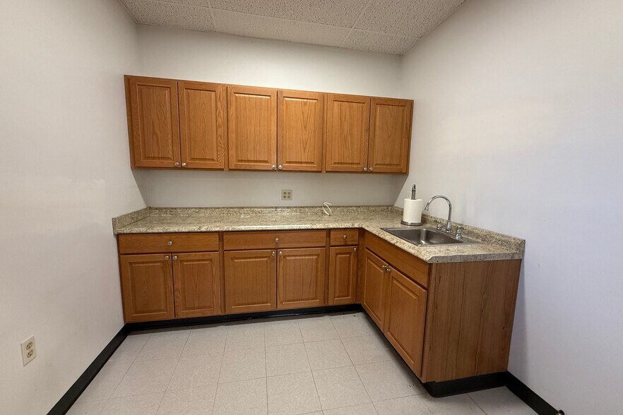 More Photos Of 167 Commerce St, East Haven Warehouse For Lease