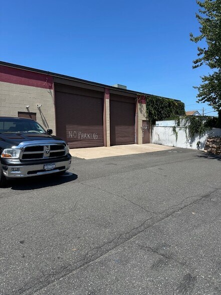 More Photos Of 3199 Lawson Blvd, Oceanside Light Distribution For Lease