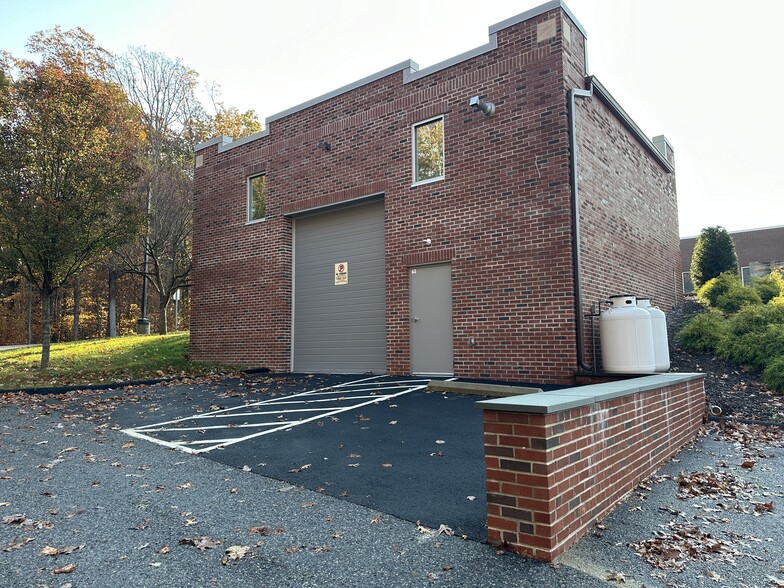 Primary Photo Of 111 Park Ridge Rd, Brookfield Light Manufacturing For Lease